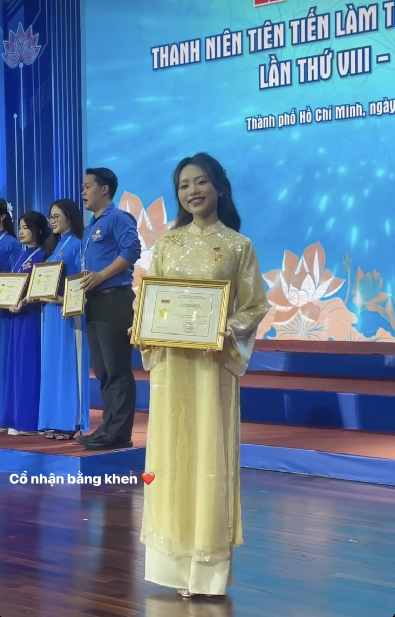 Hoà Minzy - Thanh Thuỷ để lộ hành động lạ khi bị camera thường bắt gặp- Ảnh 4. Hoà Minzy - Thanh Thuỷ để lộ hành động lạ khi bị camera thường bắt gặp- Ảnh 4.