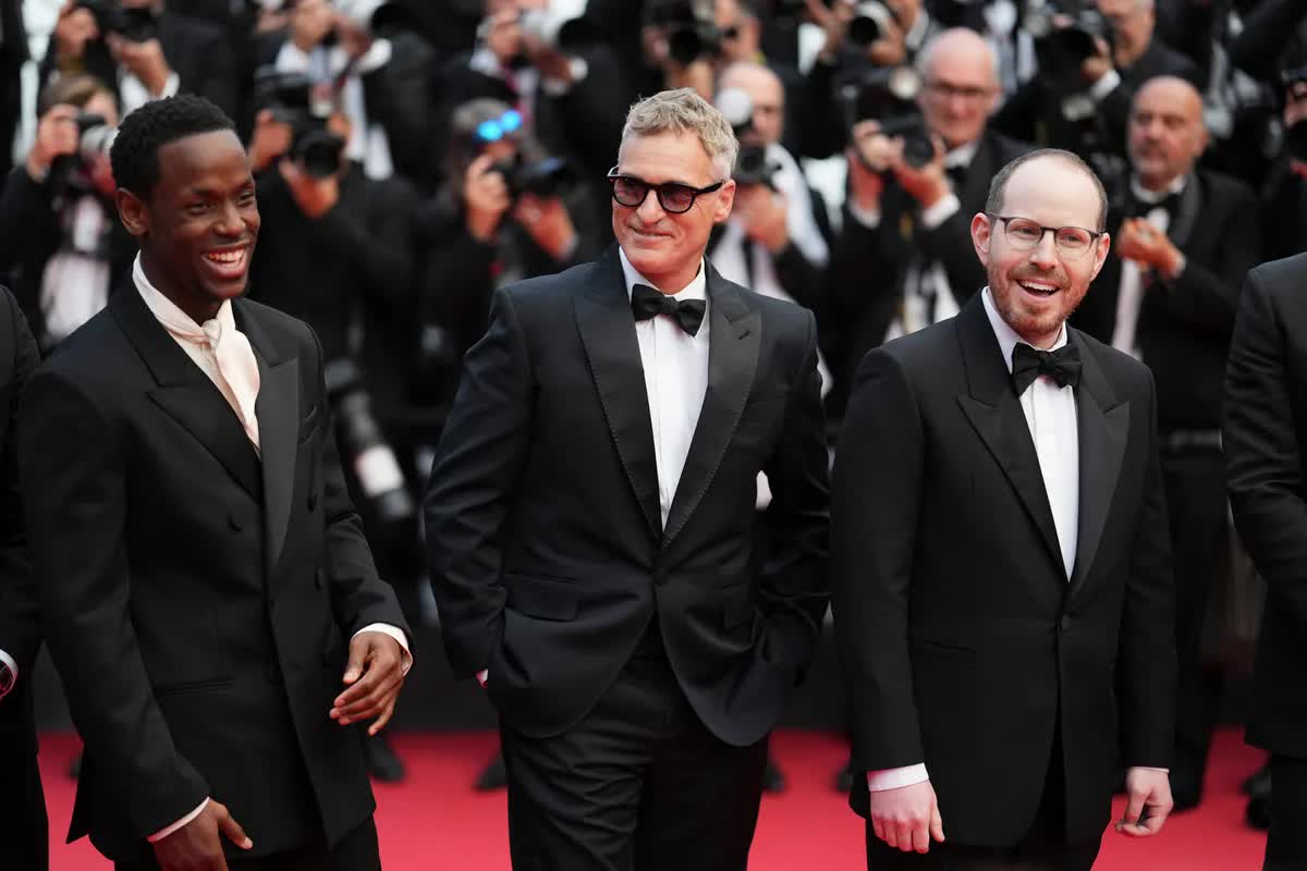 Joaquin Phoenix bật khóc tại LHP Cannes- Ảnh 3. Joaquin Phoenix bật khóc tại LHP Cannes- Ảnh 3.