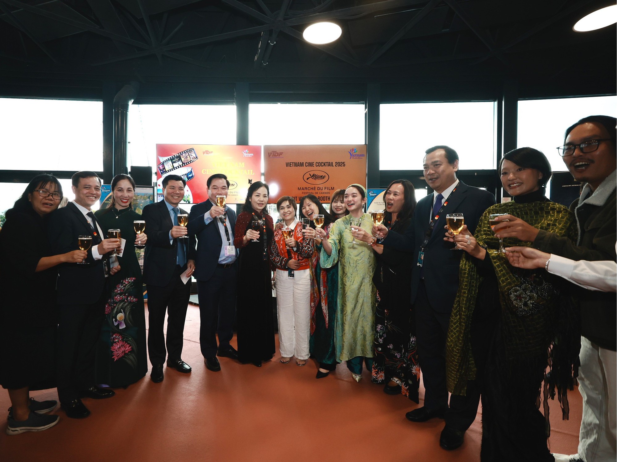 Bom tấn của Johnny Trí Nguyễn bất ngờ xuất hiện ở Cannes 2025, hé lộ bí mật mà netizen Việt chưa hề hay biết- Ảnh 3. Bom tấn của Johnny Trí Nguyễn bất ngờ xuất hiện ở Cannes 2025, hé lộ bí mật mà netizen Việt chưa hề hay biết- Ảnh 3.