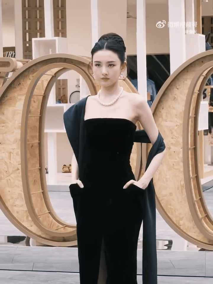 Mỹ nữ lấn lướt Lưu Diệc Phi đẹp bất chấp cam thường tại tiệc Vogue, nhưng vẫn phải dè chừng 1 người- Ảnh 11.