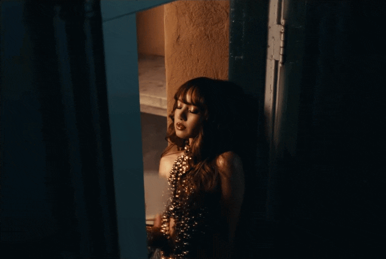 Lisa lại lộ “da thịt” nóng bỏng mắt, nhan sắc thăng hạng “chặt đẹp” IT girl thế hệ mới- Ảnh 3.