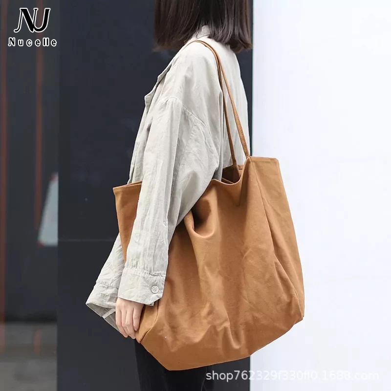 Không cần đồ hiệu đắt tiền, nhiều người đua nhau mặc combo "giày bệt + túi vải" vì lý do khiến ai cũng gật gù- Ảnh 9.