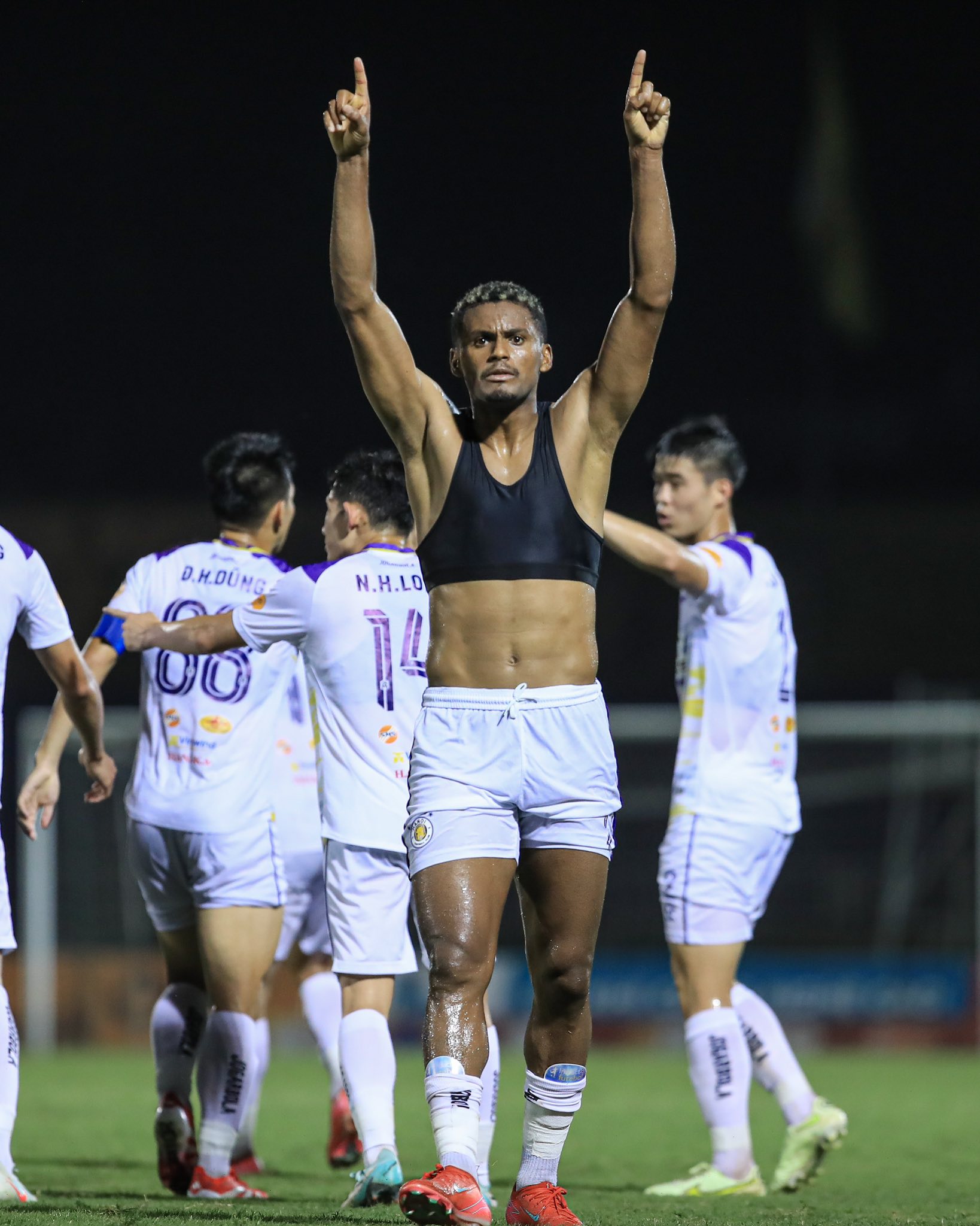 Vụ trọng tài V.League "quên luật" có diễn biến lạ, CLB Hà Nội nộp đơn đòi làm rõ về cầu thủ Việt kiều- Ảnh 3. Vụ trọng tài V.League "quên luật" có diễn biến lạ, CLB Hà Nội nộp đơn đòi làm rõ về cầu thủ Việt kiều- Ảnh 3.