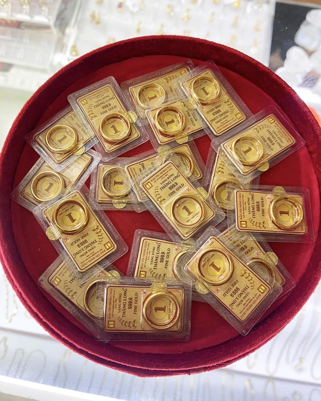 Hơn 20 ngày chăm chỉ xếp hàng mua vàng, người phụ nữ ở Hà Nội lỗ gần 200 triệu đồng- Ảnh 1.