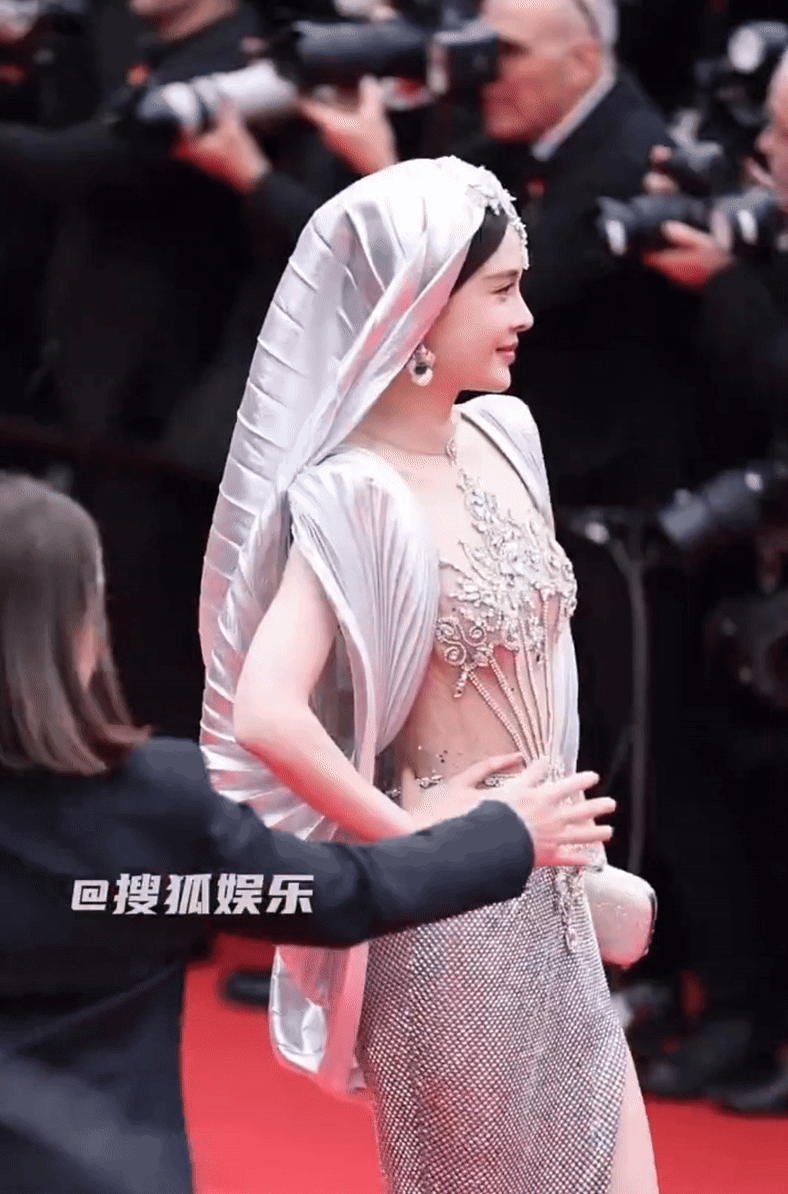 Clip bẽ mặt tại Cannes: Đến minh tinh hạng A như Đường Yên cũng bị bảo vệ thẳng mặt đuổi khỏi thảm đỏ!- Ảnh 5.