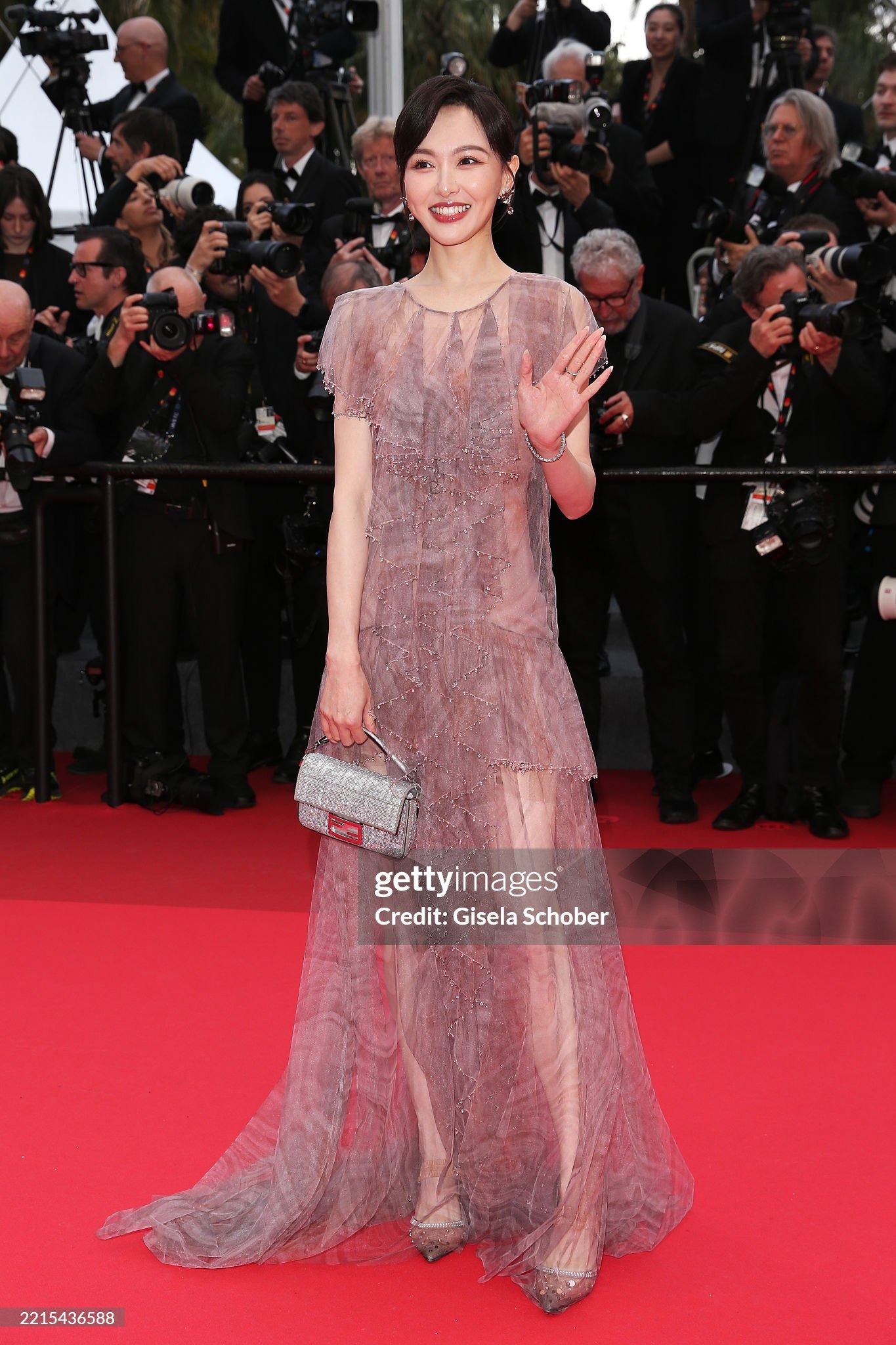 Clip bẽ mặt tại Cannes: Đến minh tinh hạng A như Đường Yên cũng bị bảo vệ thẳng mặt đuổi khỏi thảm đỏ!- Ảnh 2.