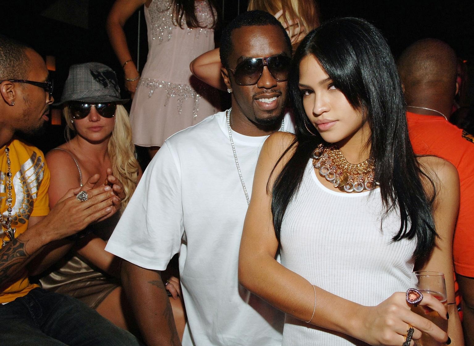 Công khai loạt tin nhắn mật của Diddy và bạn gái: Cassie yêu đương vật vã, 