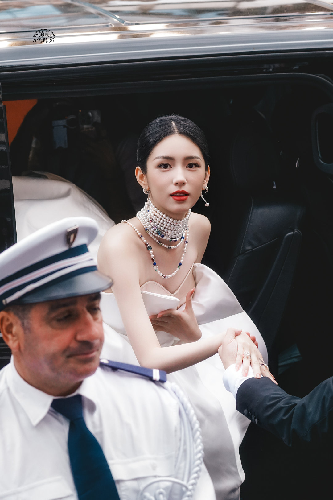 Mỹ nhân đẹp chấn động thế gian náo loạn thảm đỏ Cannes, bước xuống cầu thang cũng đẹp như cổ tích thần tiên- Ảnh 1.