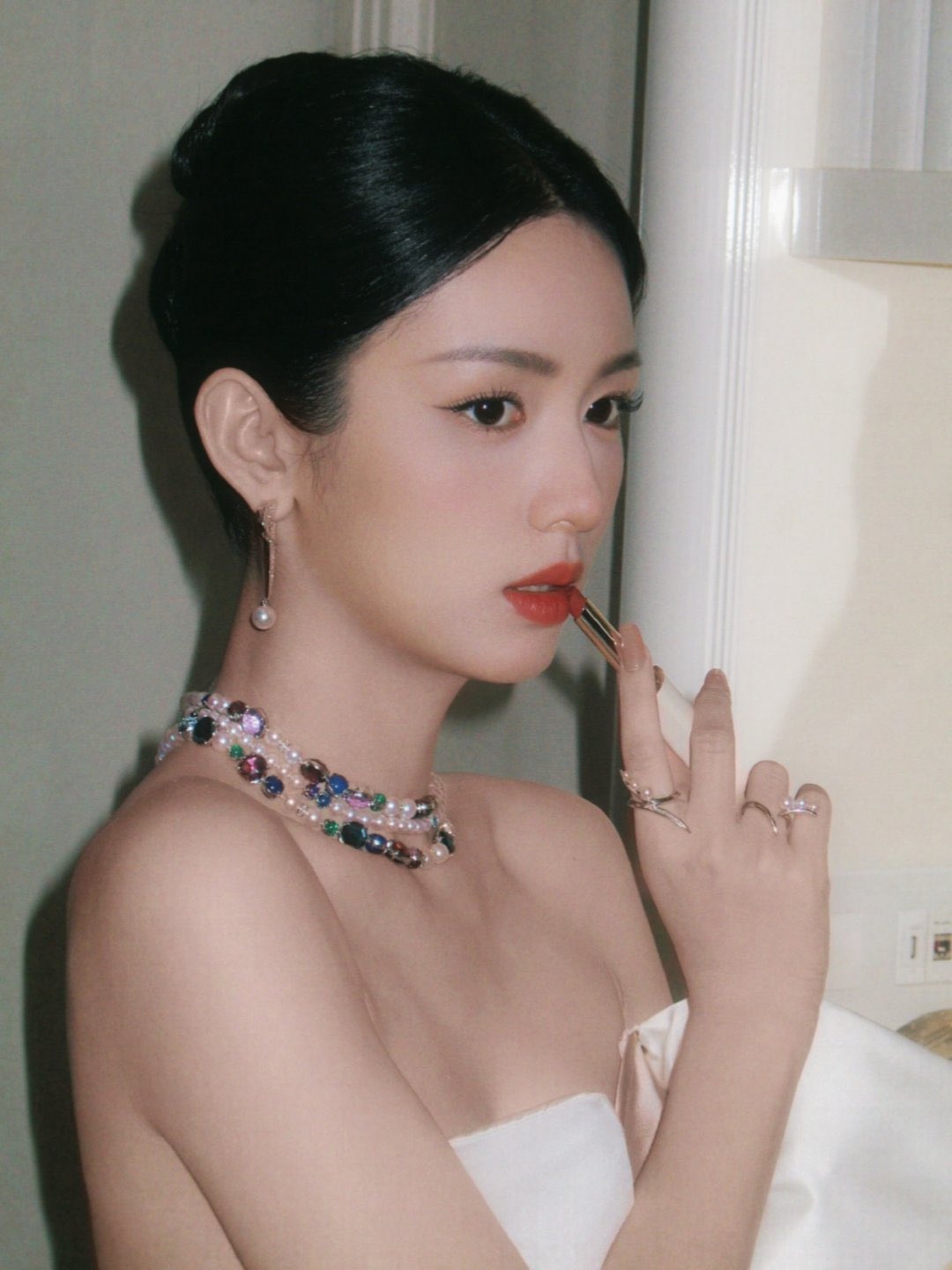 Mỹ nhân đẹp chấn động thế gian náo loạn thảm đỏ Cannes, bước xuống cầu thang cũng đẹp như cổ tích thần tiên- Ảnh 7.