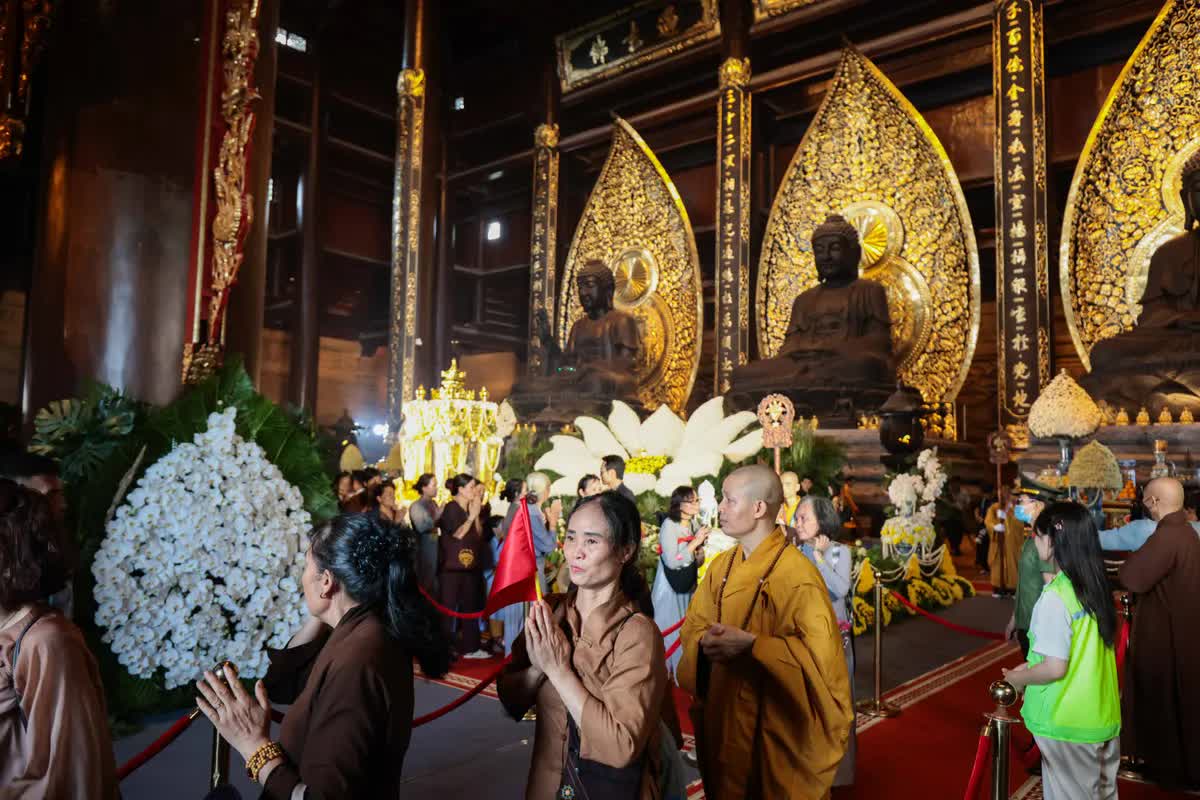 Biển người đổ về chùa Tam Chúc chiêm bái Xá lợi Phật- Ảnh 7.