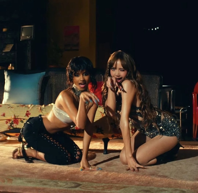 Lisa sexy điên đảo với loạt outfit không thể hợp hơn, tiếp tục có hình bóng local brand Việt- Ảnh 2.