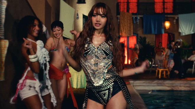 Lisa sexy điên đảo với loạt outfit không thể hợp hơn, tiếp tục có hình bóng local brand Việt- Ảnh 6.