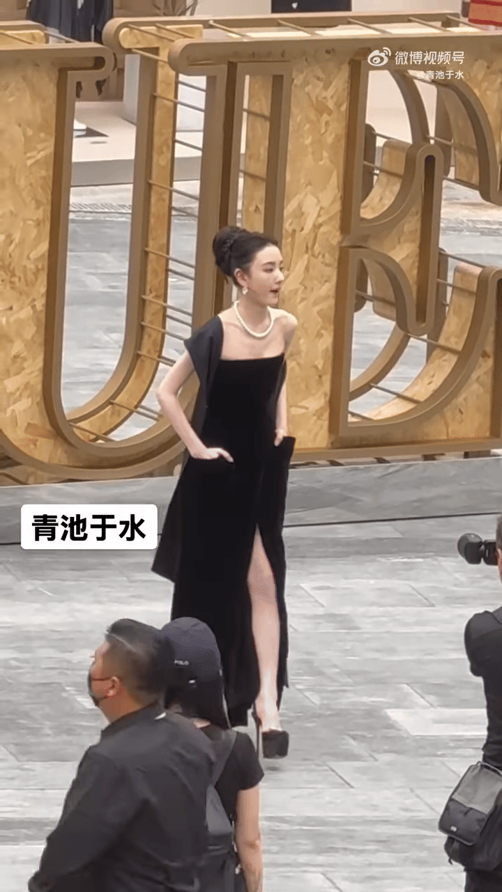 Mỹ nữ lấn lướt Lưu Diệc Phi đẹp bất chấp cam thường tại tiệc Vogue, nhưng vẫn phải dè chừng 1 người- Ảnh 12.