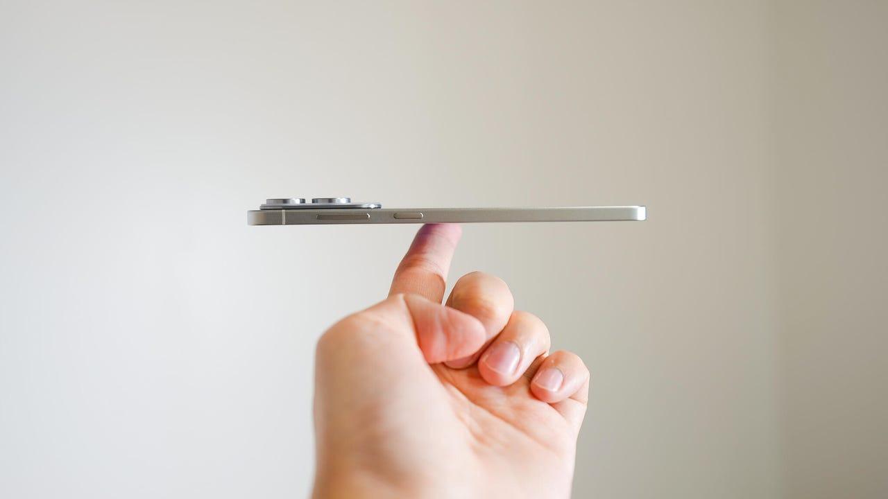 Tôi cầm thử Galaxy S25 Edge và phải thốt lên rằng: Samsung quá táo bạo!- Ảnh 1.