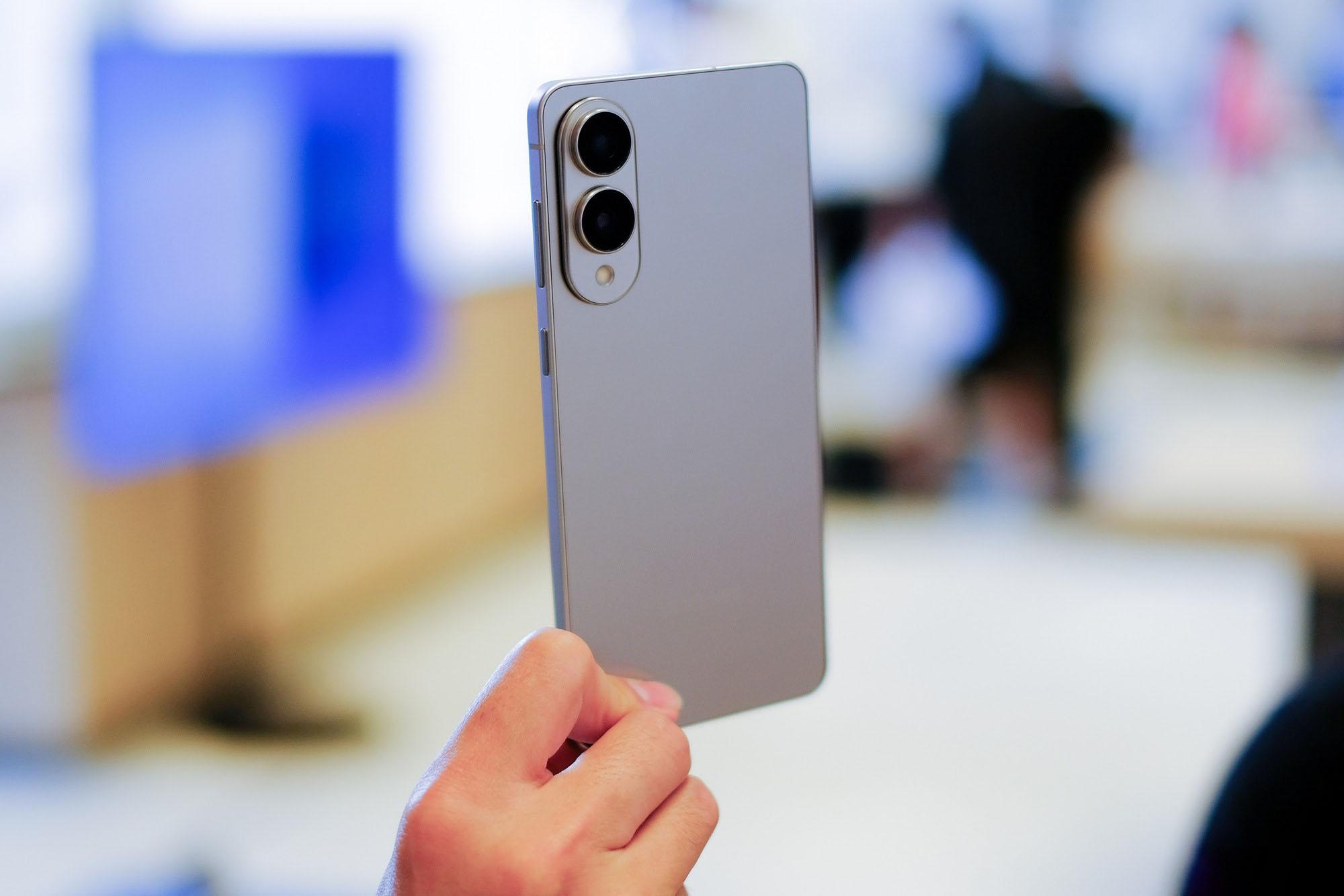Tôi cầm thử Galaxy S25 Edge và phải thốt lên rằng: Samsung quá táo bạo!- Ảnh 2.