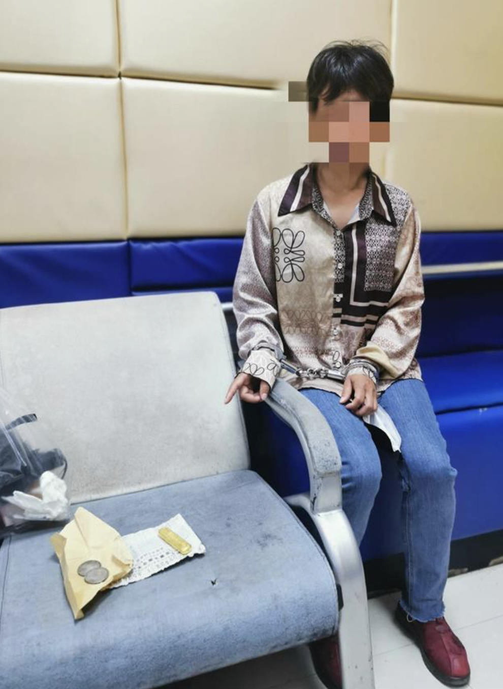 Khoe phá dỡ nhà cũ đào được "5 thỏi vàng, 24 đồng bạc", người phụ nữ bị cảnh sát bắt ngay sau đó- Ảnh 2.