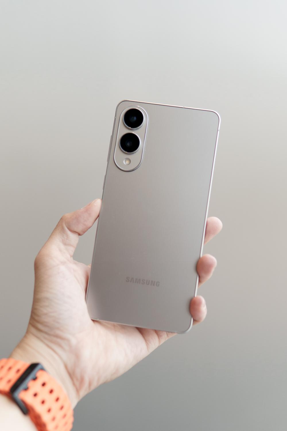 Tôi cầm thử Galaxy S25 Edge và phải thốt lên rằng: Samsung quá táo bạo!- Ảnh 4.