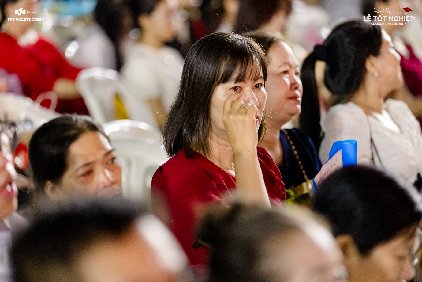 Xúc động khoảnh khắc sinh viên tri ân mẹ trong lễ tốt nghiệp- Ảnh 4.