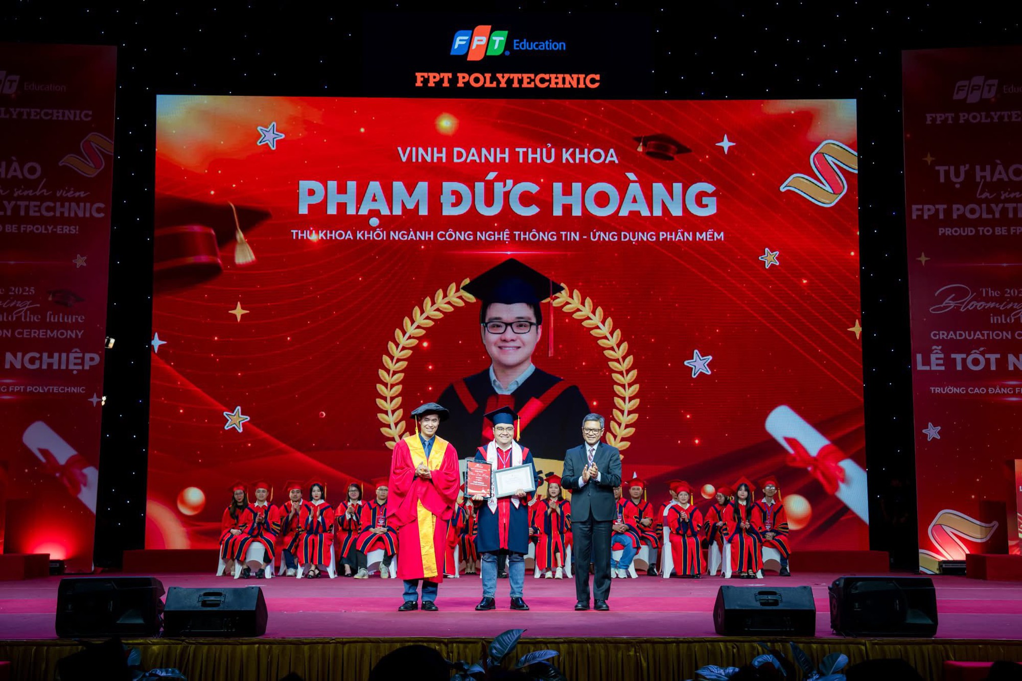 Xúc động khoảnh khắc sinh viên tri ân mẹ trong lễ tốt nghiệp- Ảnh 8.