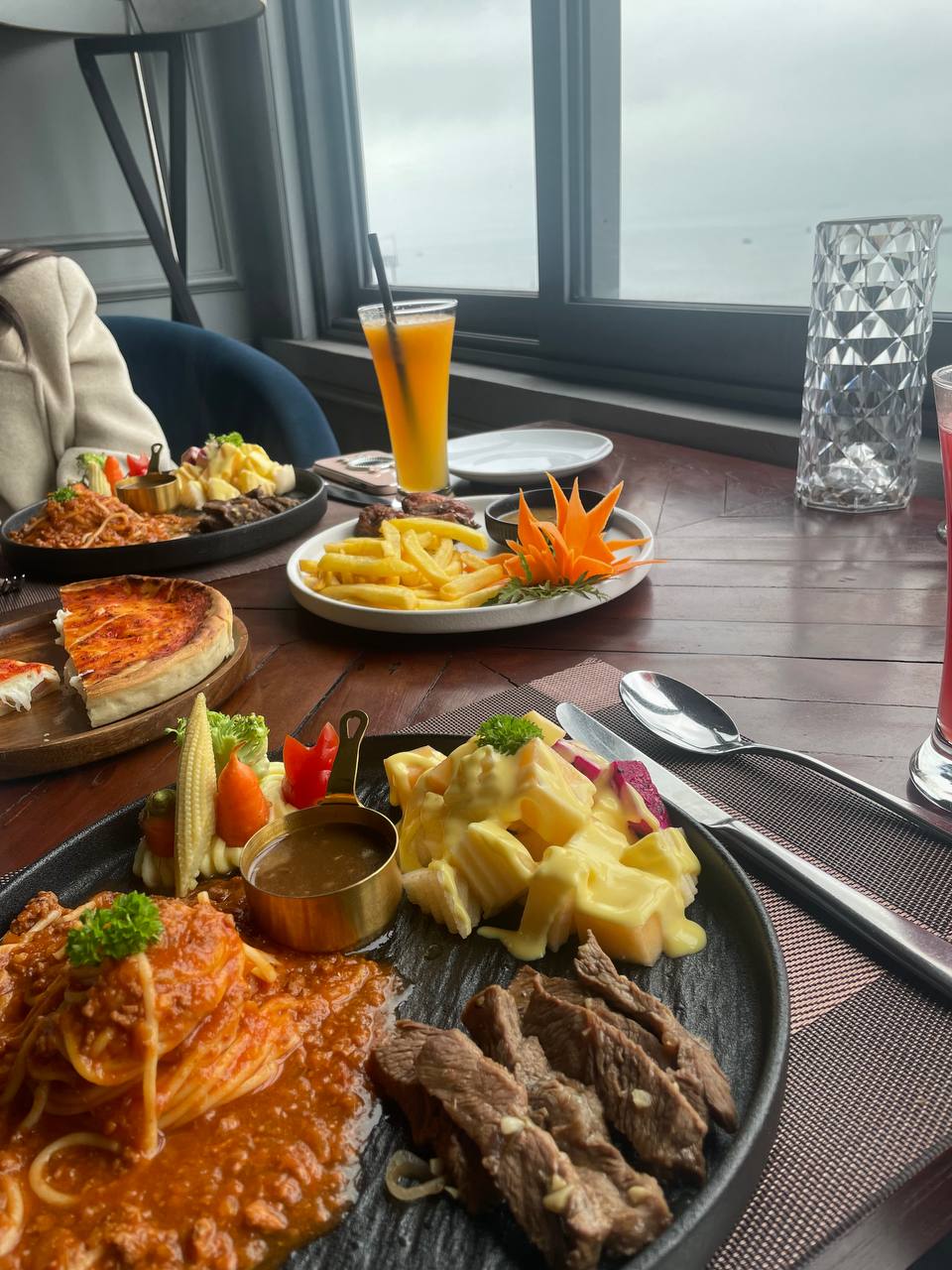 Book khách sạn cách nhà 3km, đi resort giá 6 triệu/đêm: Thoải mái bật điều hoà xả stress- Ảnh 3.