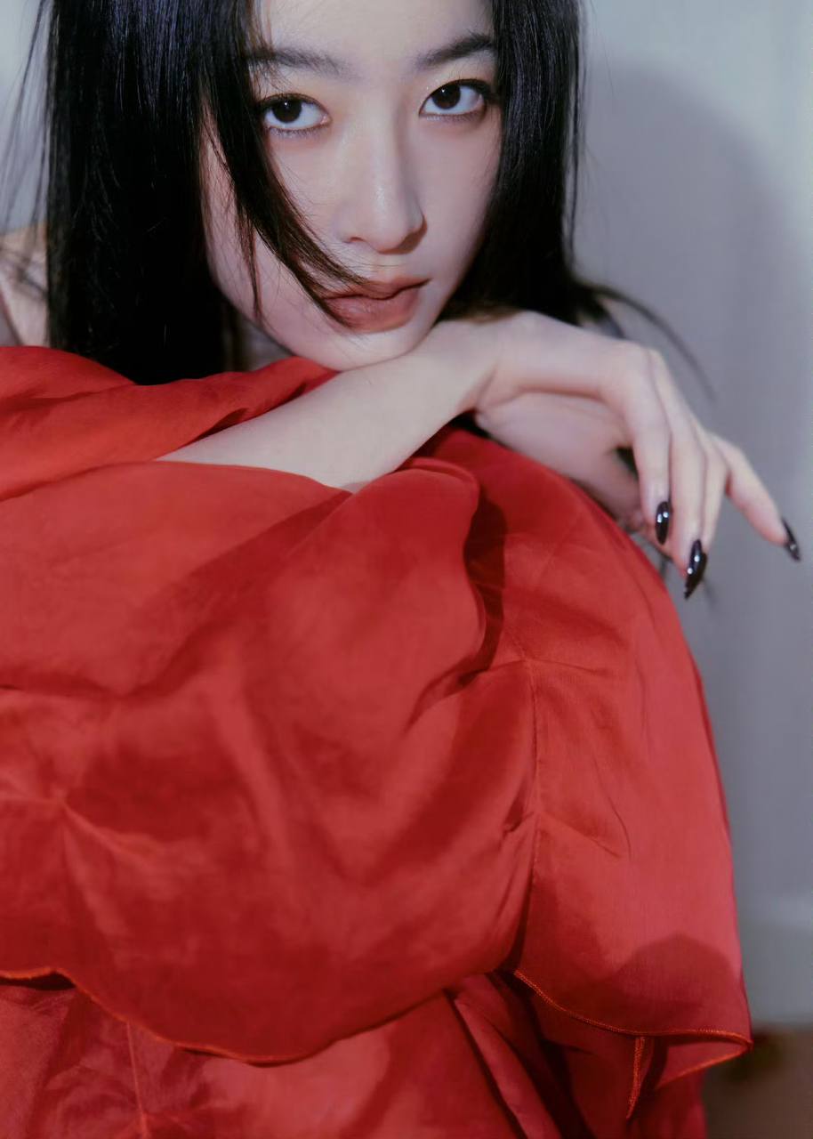 Mỹ nữ lấn lướt Lưu Diệc Phi đẹp bất chấp cam thường tại tiệc Vogue, nhưng vẫn phải dè chừng 1 người- Ảnh 24.