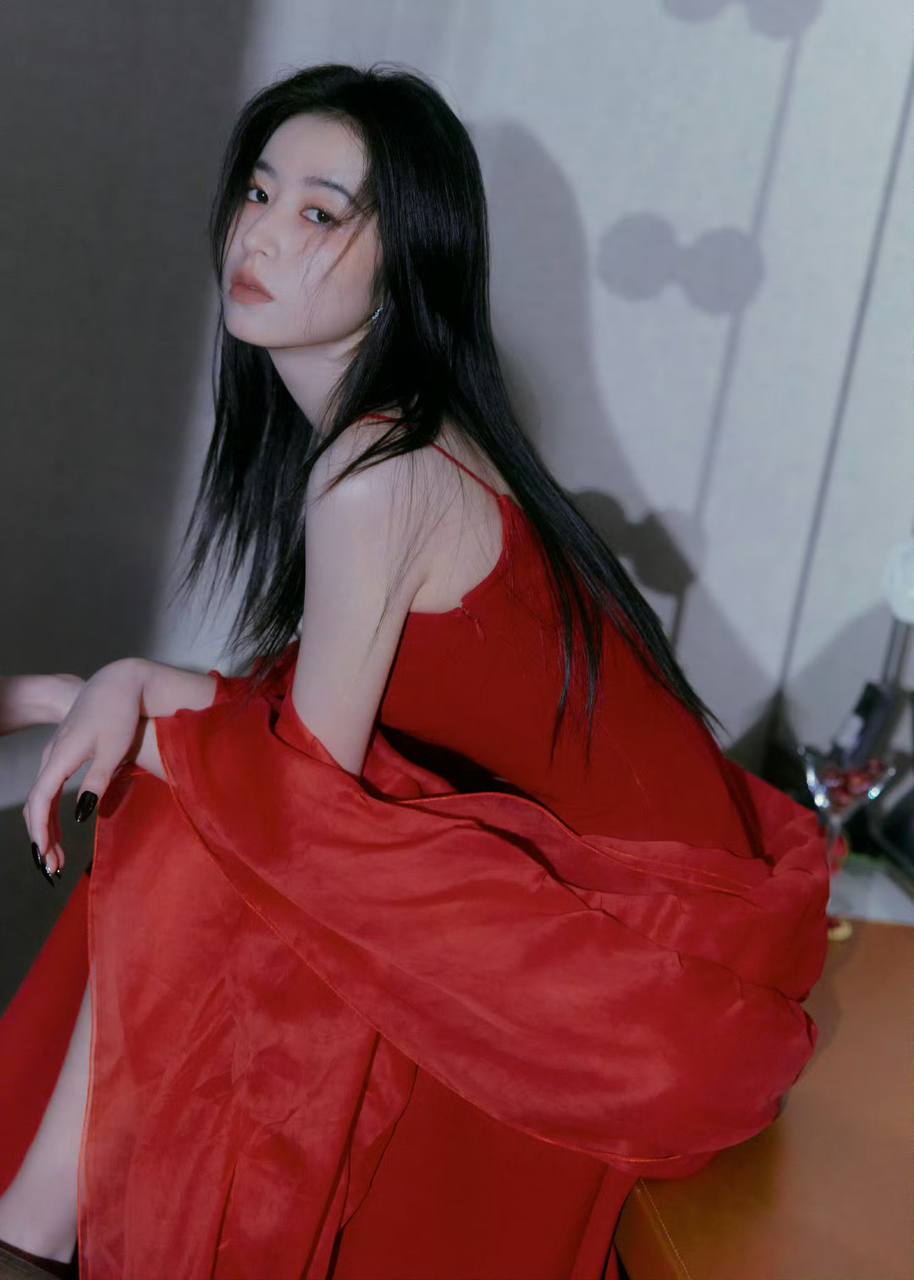 Mỹ nữ lấn lướt Lưu Diệc Phi đẹp bất chấp cam thường tại tiệc Vogue, nhưng vẫn phải dè chừng 1 người- Ảnh 21.