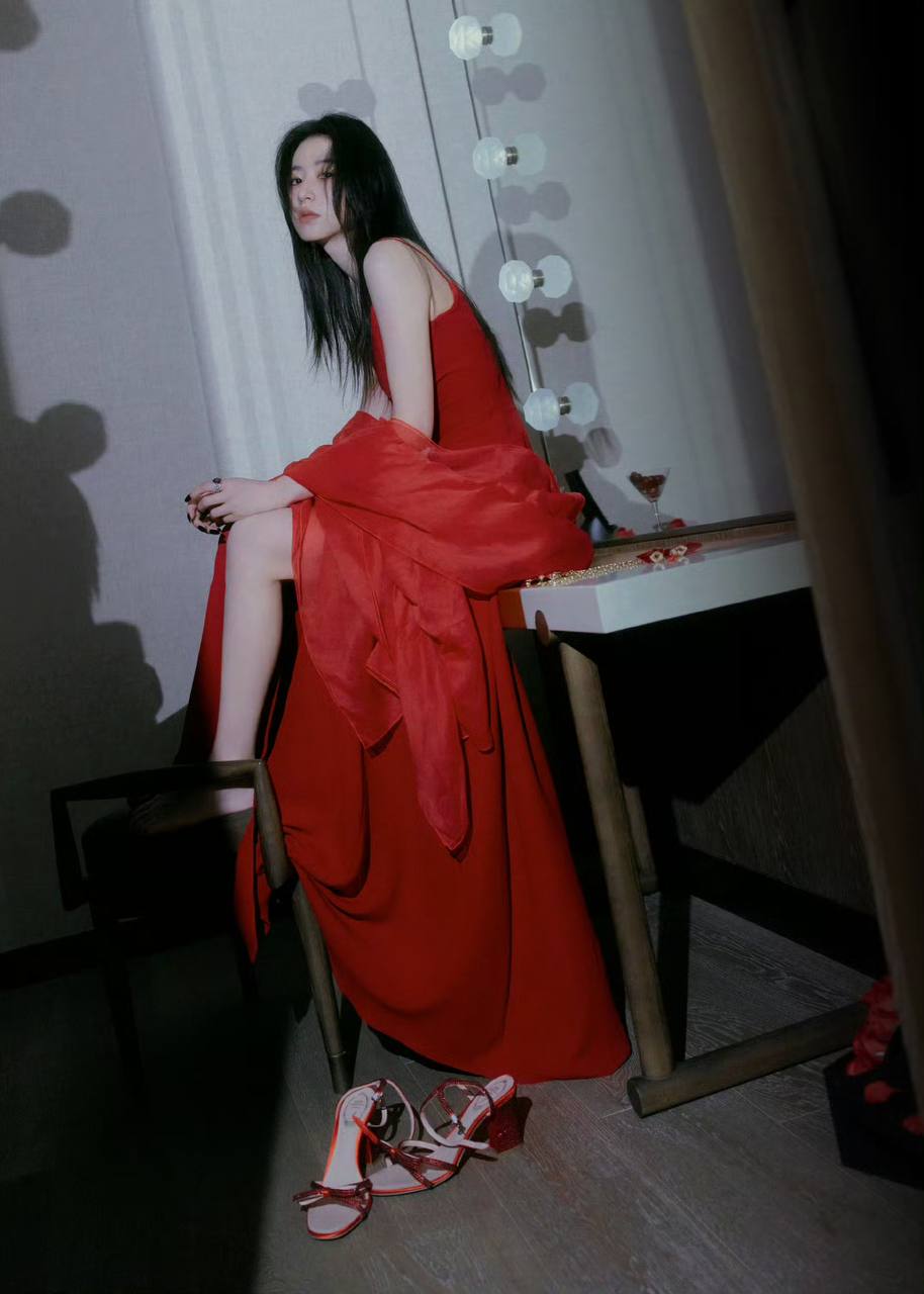 Mỹ nữ lấn lướt Lưu Diệc Phi đẹp bất chấp cam thường tại tiệc Vogue, nhưng vẫn phải dè chừng 1 người- Ảnh 22.