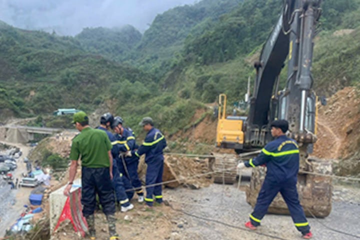 Bới đất, gạt đá tìm kiếm nạn nhân mất tích trong vụ sạt lở ở Lai Châu- Ảnh 5.