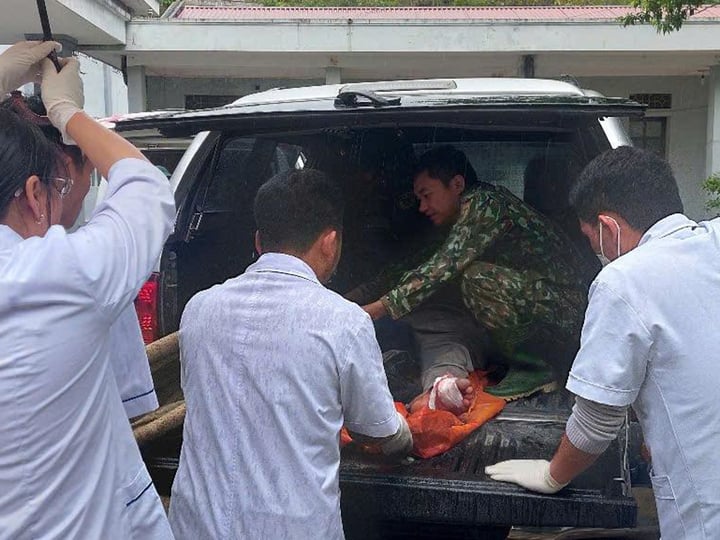 Bới đất, gạt đá tìm kiếm nạn nhân mất tích trong vụ sạt lở ở Lai Châu- Ảnh 6.