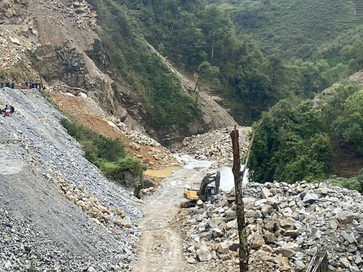 Bới đất, gạt đá tìm kiếm nạn nhân mất tích trong vụ sạt lở ở Lai Châu- Ảnh 2.