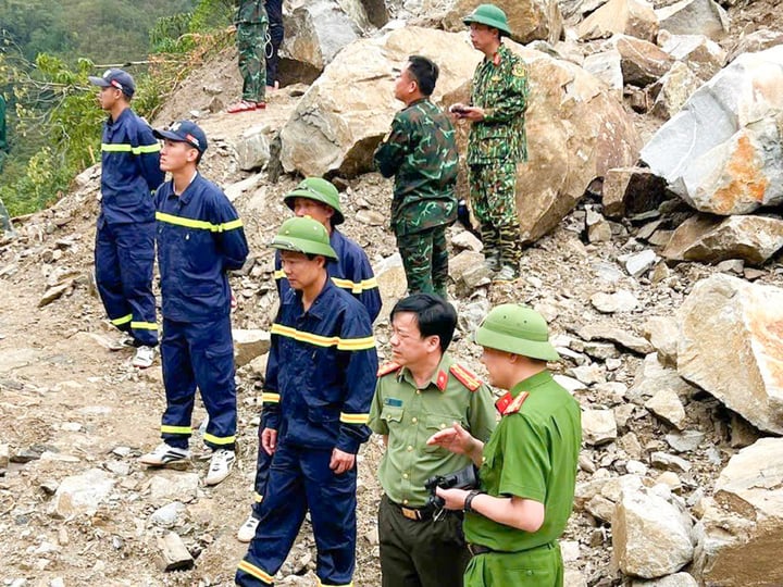 Bới đất, gạt đá tìm kiếm nạn nhân mất tích trong vụ sạt lở ở Lai Châu- Ảnh 4.