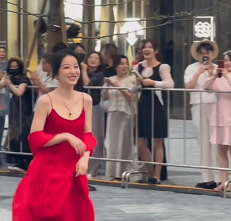 Mỹ nữ lấn lướt Lưu Diệc Phi đẹp bất chấp cam thường tại tiệc Vogue, nhưng vẫn phải dè chừng 1 người- Ảnh 19.