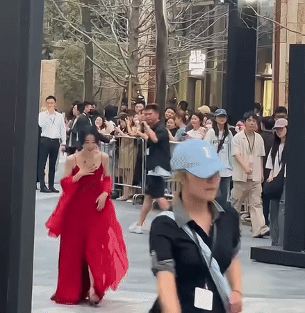 Mỹ nữ lấn lướt Lưu Diệc Phi đẹp bất chấp cam thường tại tiệc Vogue, nhưng vẫn phải dè chừng 1 người- Ảnh 20.