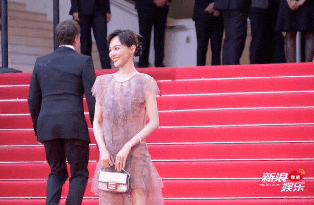 Clip bẽ mặt tại Cannes: Đến minh tinh hạng A như Đường Yên cũng bị bảo vệ thẳng mặt đuổi khỏi thảm đỏ!- Ảnh 1.