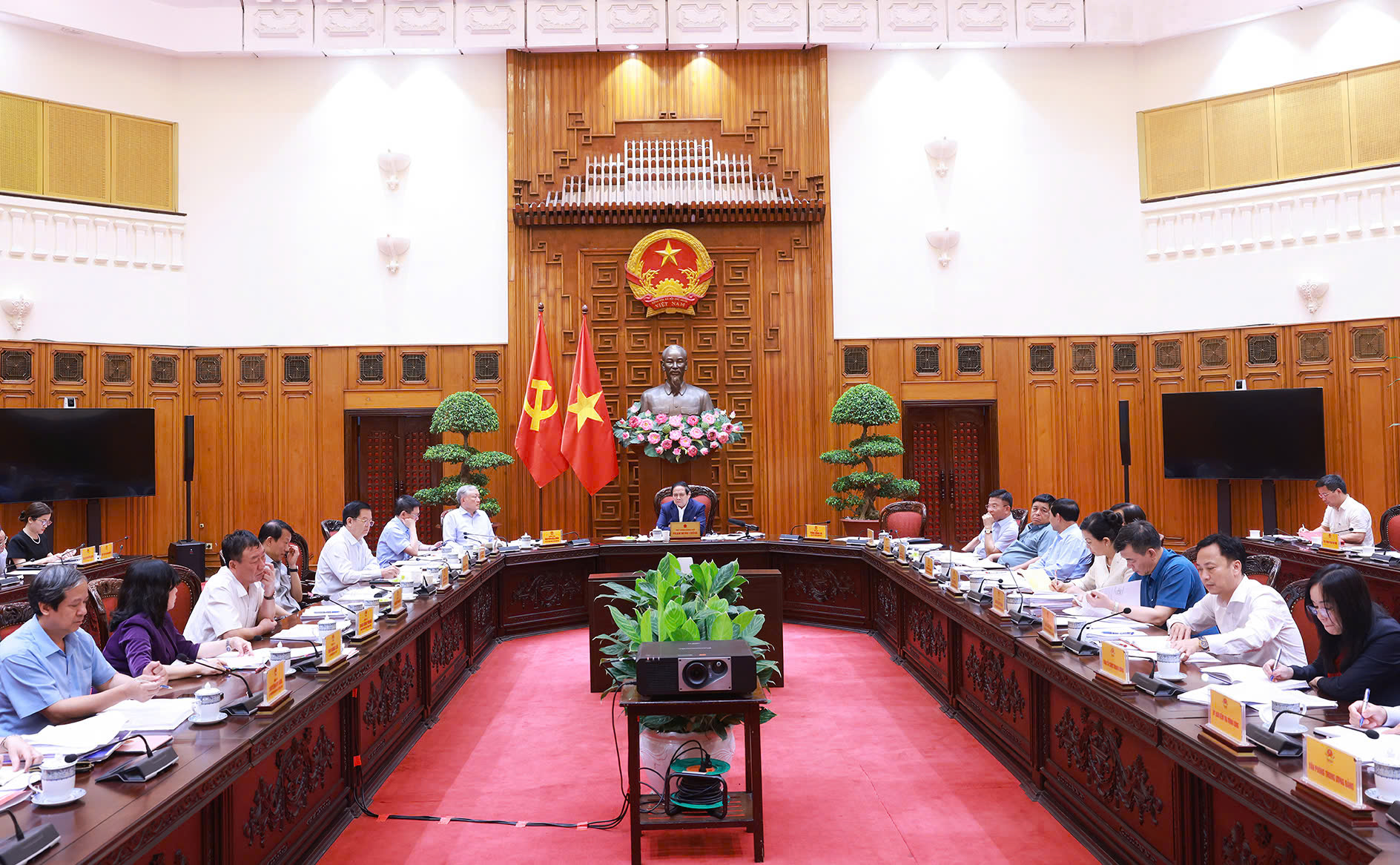 Thủ tướng Phạm Minh Chính: Xác định lộ trình miễn viện phí cho nhân dân sớm nhất có thể- Ảnh 2.