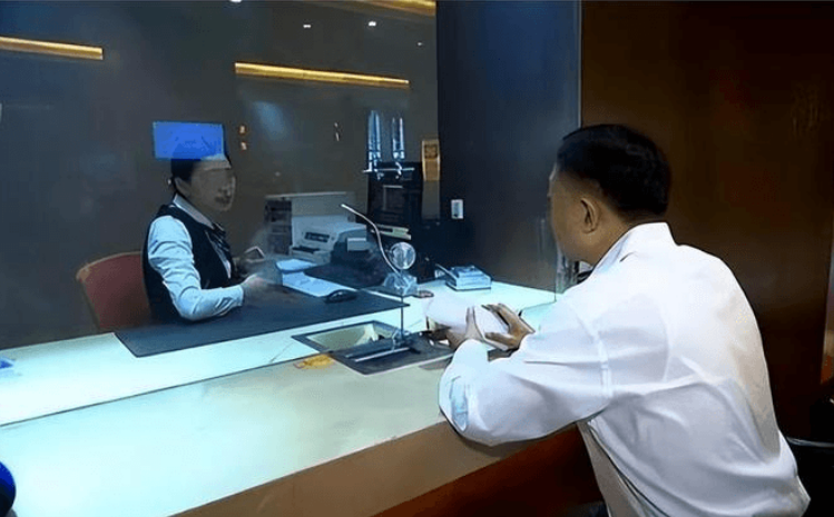 Người đàn ông đem 19,4 tỷ đồng gửi tiết kiệm để kiếm lời, sau 1 năm bỗng được ngân hàng thông báo: “Khoản tiền gửi của anh không tồn tại trong hệ thống”