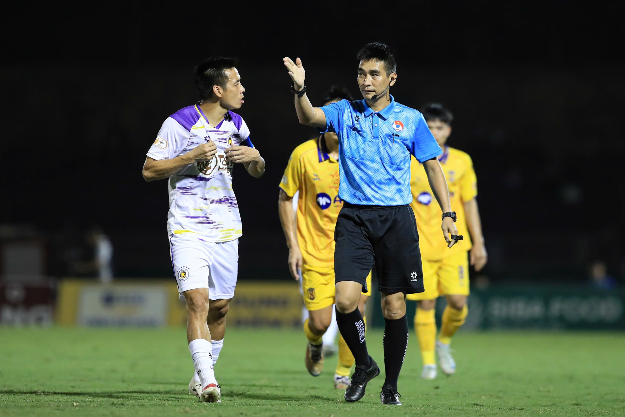 Vụ trọng tài V.League "quên luật" có diễn biến lạ, CLB Hà Nội nộp đơn đòi làm rõ về cầu thủ Việt kiều- Ảnh 2. Vụ trọng tài V.League "quên luật" có diễn biến lạ, CLB Hà Nội nộp đơn đòi làm rõ về cầu thủ Việt kiều- Ảnh 2.