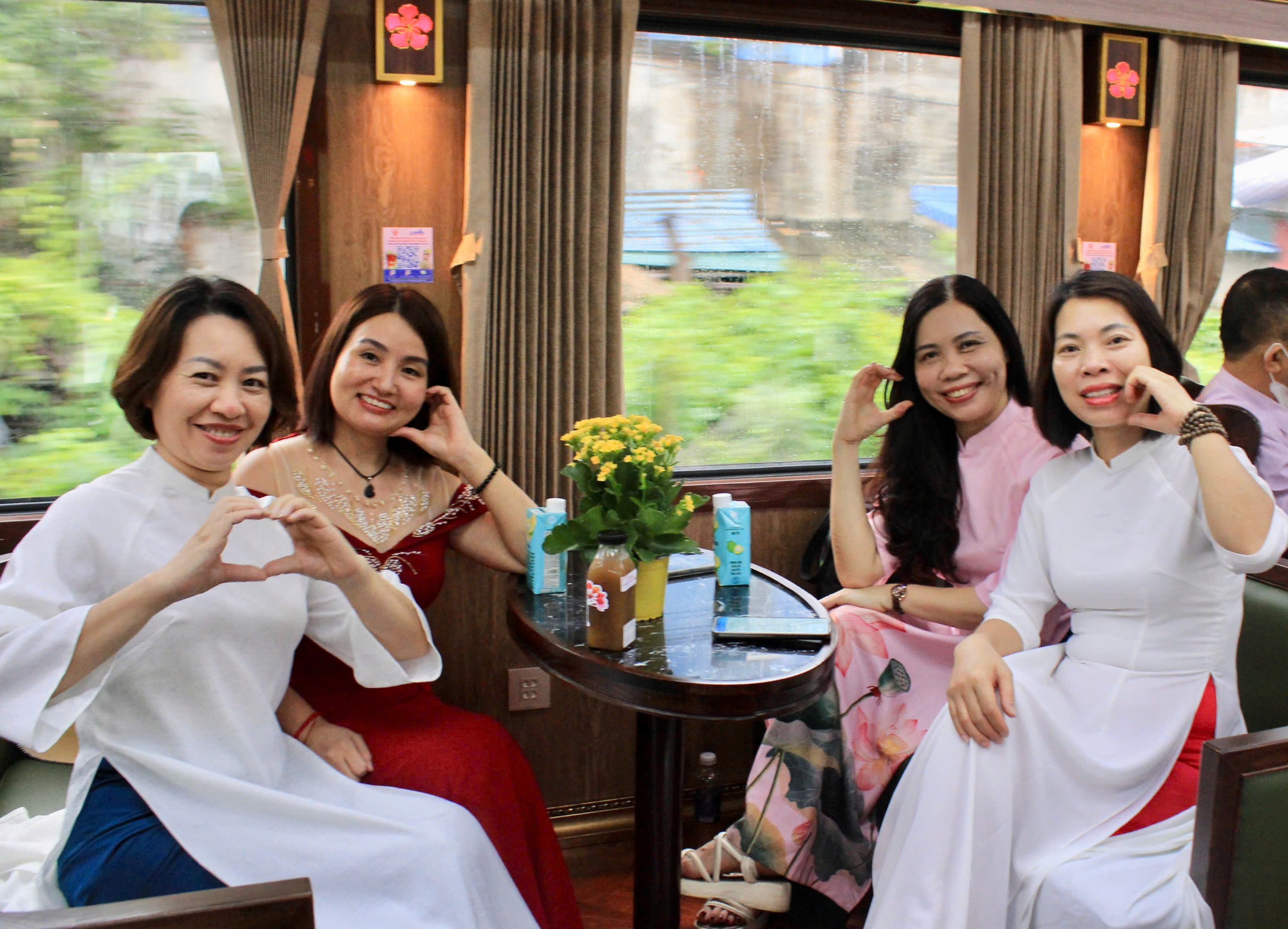 Du khách thích thú với toa tàu "thương gia" trên đường sắt Hà Nội - Hải Phòng- Ảnh 5.