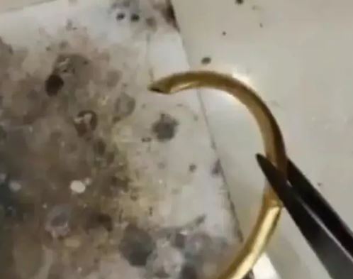 Lắc tay bằng vàng "bỗng nhiên" bị giảm gần nửa chỉ, người phụ nữ sốc nặng khi nghe giải thích của chủ tiệm vàng- Ảnh 1.