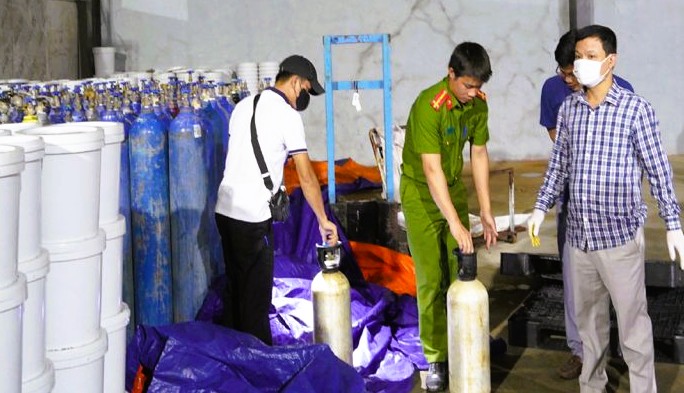 Công an Thanh Hóa tạm giữ 137 tấn nguyên liệu sản xuất "khí cười"- Ảnh 1.