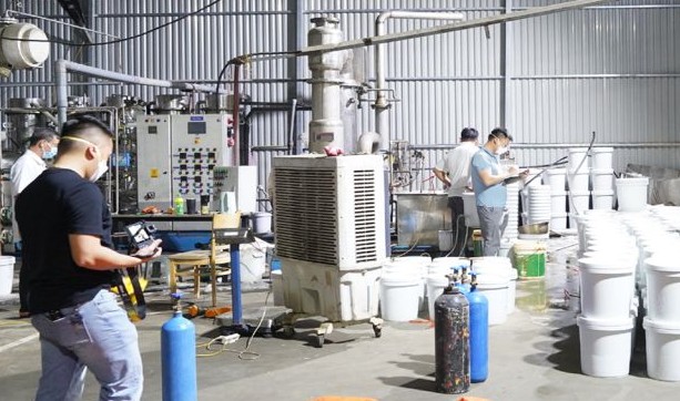 Công an Thanh Hóa tạm giữ 137 tấn nguyên liệu sản xuất "khí cười"- Ảnh 2.