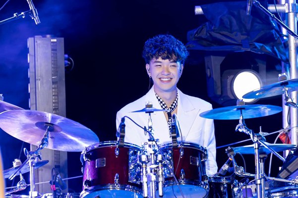 Bạn trai mới của Mỹ Anh: Visual “bad boy” lãng tử càng nhìn càng cuốn, là “chiến thần” nhạc cụ hệ Gen Z- Ảnh 4.