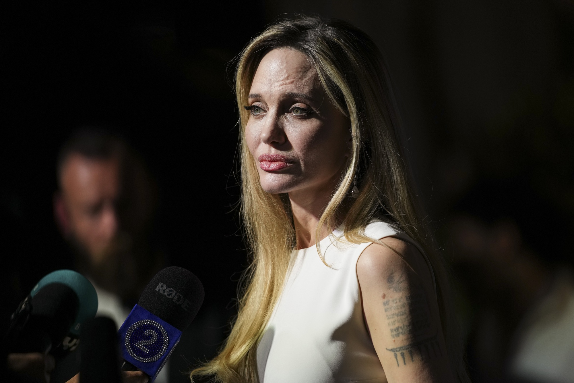 Angelina Jolie làm lóa mắt Cannes- Ảnh 1.