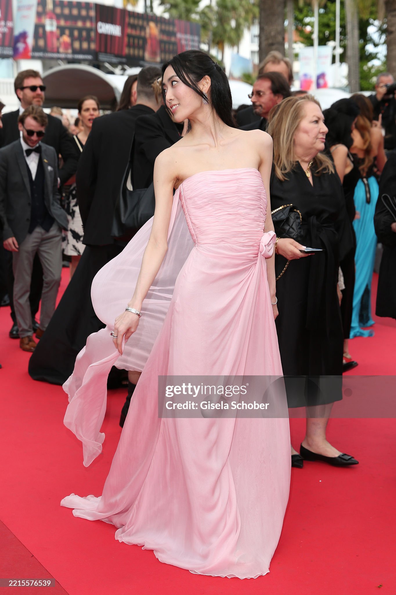 Thảm đỏ Cannes ngày 5: Châu Dã đọ sắc 