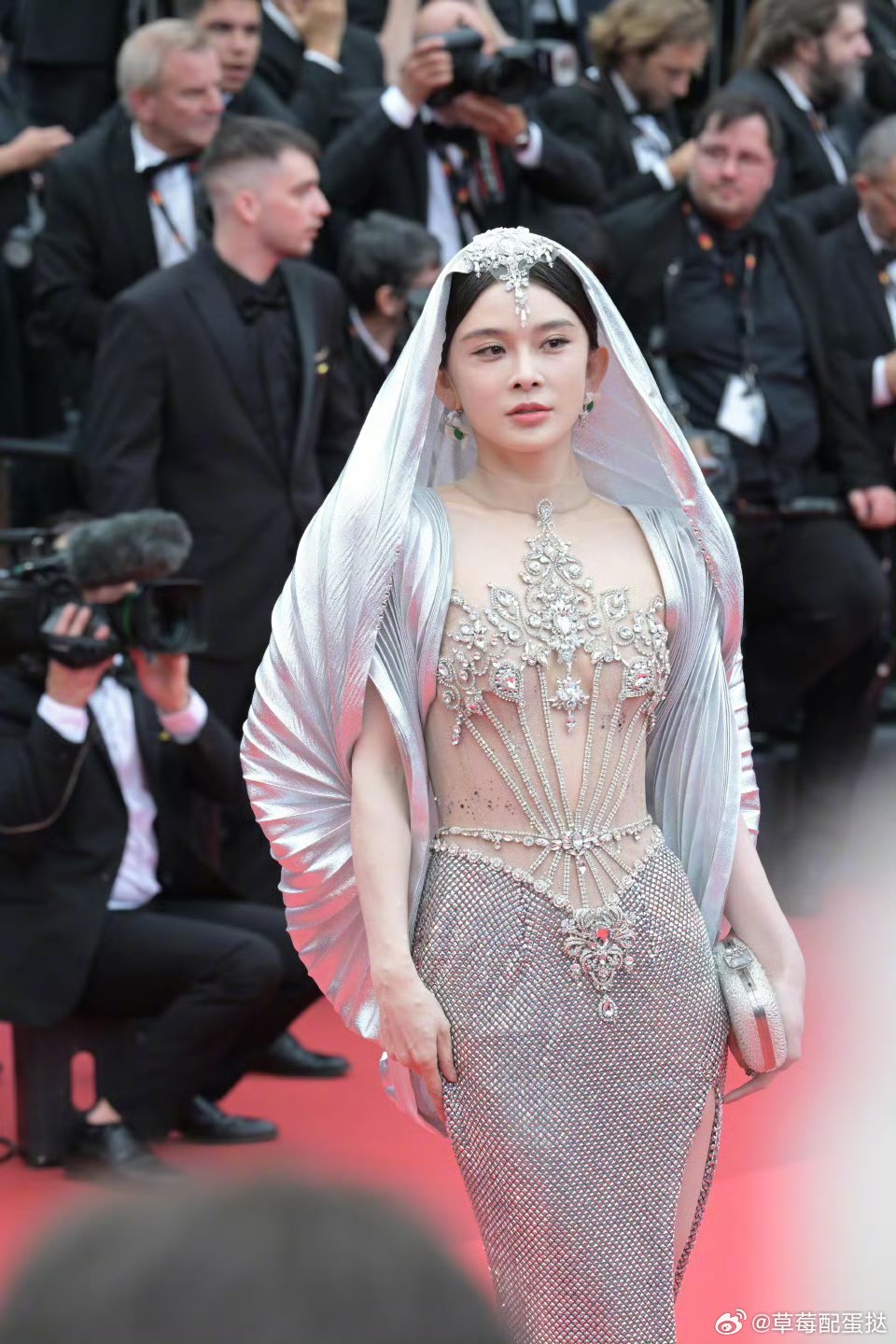 Chiêu trò của mỹ nhân Cbiz tại LHP Cannes 2025: Người bất chấp quy định, người “muối mặt” bị đuổi khỏi thảm đỏ- Ảnh 4.