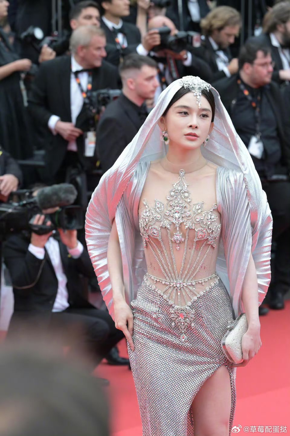 Chiêu trò của mỹ nhân Cbiz tại LHP Cannes 2025: Người bất chấp quy định, người “muối mặt” bị đuổi khỏi thảm đỏ- Ảnh 5.
