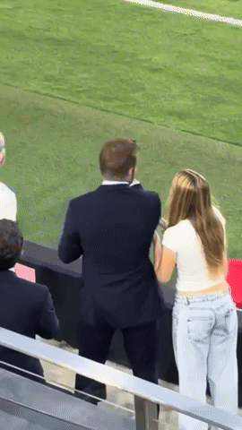 "Cam thường" tóm gọn David Beckham âu yếm con gái út Harper trên SVĐ, nhan sắc tiểu thư tài phiệt đời thường gây sốt- Ảnh 1.