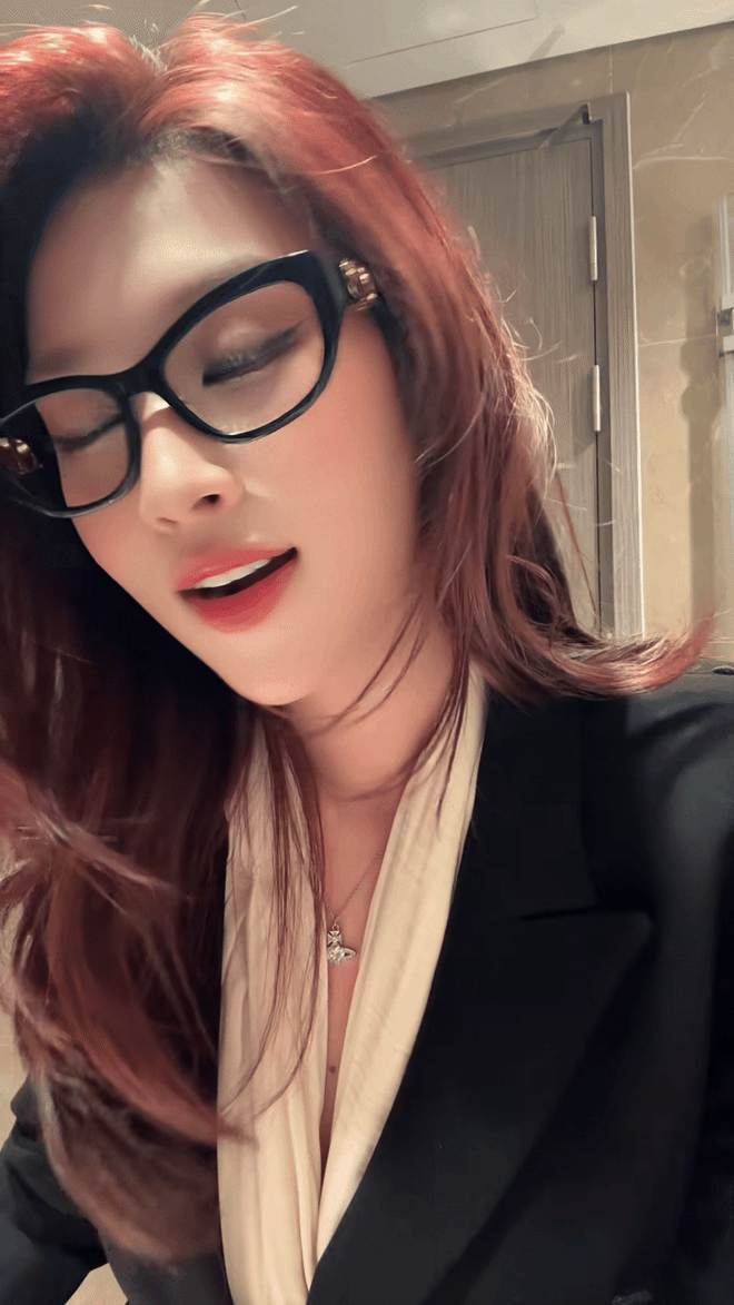 Thiên Ân lại chứng minh nhan sắc hàng top Sen Vàng, “đảo ngói” thôi mà netizen chịu không nổi- Ảnh 1.