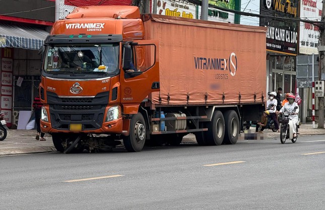Tạm giữ tài xế vụ xe tải trôi cán chết người chờ đèn đỏ- Ảnh 1.
