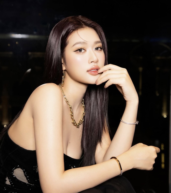 Thiên Ân lại chứng minh nhan sắc hàng top Sen Vàng, “đảo ngói” thôi mà netizen chịu không nổi- Ảnh 11.
